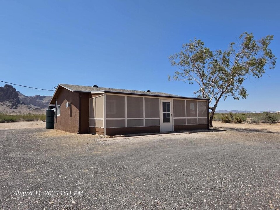 2661 Papago Rd in Golden Valley, AZ - Building Photo