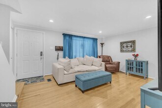 7113 Latour Ct in Alexandria, VA - Foto de edificio - Building Photo