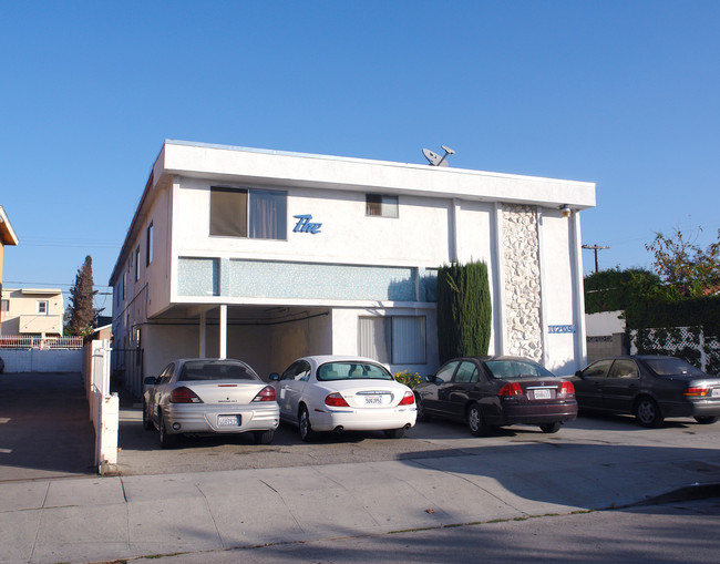 11209 Emelita St in North Hollywood, CA - Foto de edificio - Building Photo