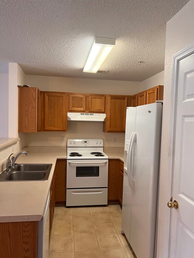 240 Swaying Pine Ct in Crestview, FL - Foto de edificio - Building Photo