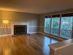 19527 30th Ave NE in Shoreline, WA - Building Photo - Building Photo