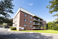 Rainbow House in Farmingdale, NY - Foto de edificio - Building Photo