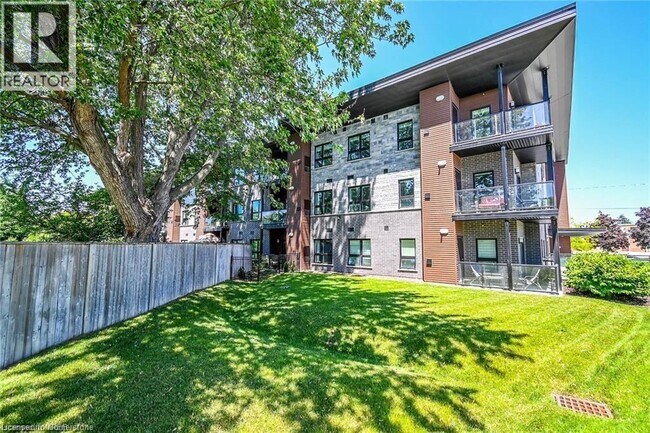 212 Lakeport Rd in St Catharines, ON - Building Photo - Building Photo