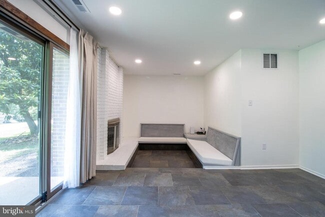 6277 Occoquan Forest Dr in Manassas, VA - Building Photo - Building Photo