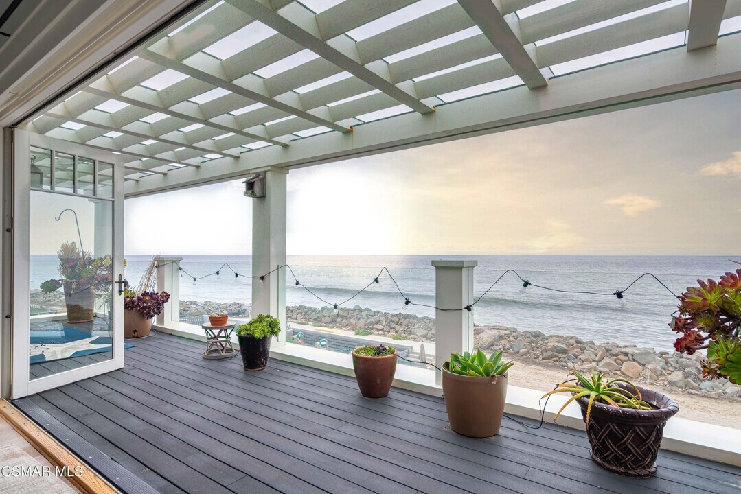 5474 Rincon Beach Park Dr in Ventura, CA - Building Photo