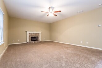 335 Holbrook Dr in Dallas, GA - Foto de edificio - Building Photo