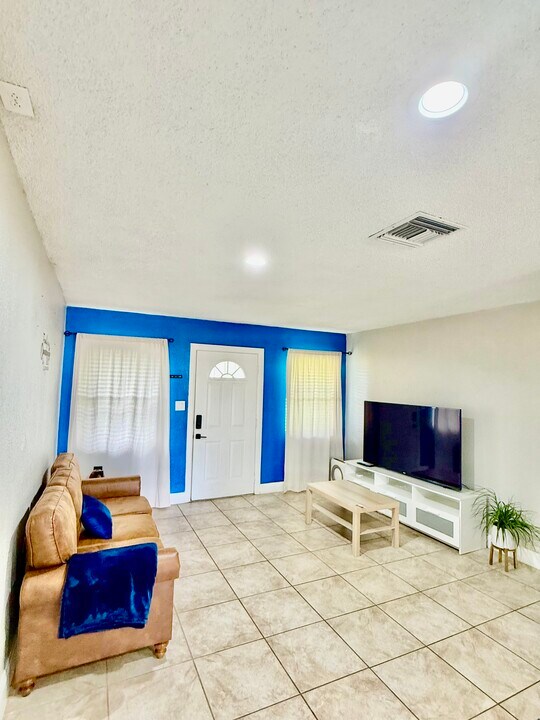 7303 Perugia Ave, Unit Room C in Orlando, FL - Building Photo