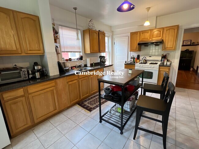 28 Washburn Ave, Unit 3A in Cambridge, MA - Building Photo - Building Photo