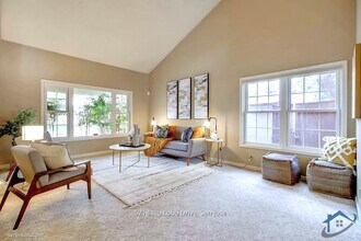 5218 Rio Lobo Dr in San Jose, CA - Foto de edificio - Building Photo