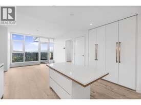 720 Farrow St in Coquitlam, BC - Building Photo