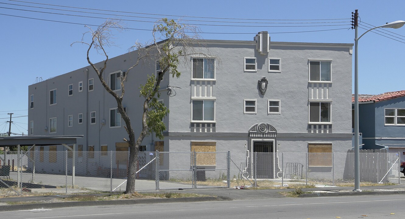 460 W 10th St in Pittsburg, CA - Building Photo