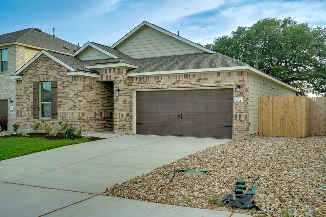 1625 Garlock Dr in Leander, TX - Building Photo
