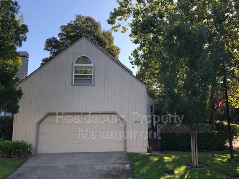 1304 Foothill Dr in Healdsburg, CA - Building Photo