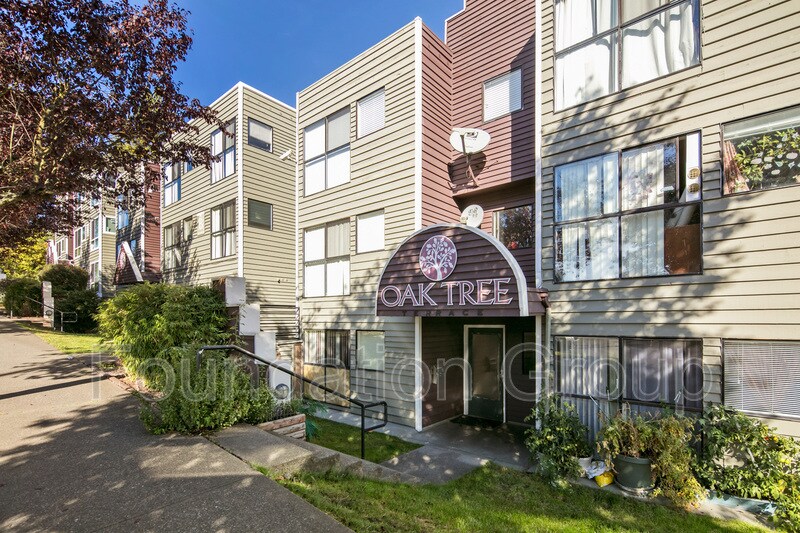 916 N 104th St in Seattle, WA - Building Photo