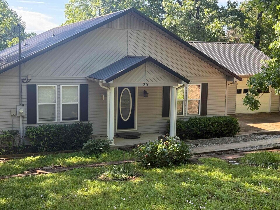 20 N Lakeshore Dr in Cherokee Village, AR - Building Photo