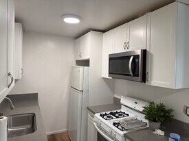 11168 Camarillo St in Los Angeles, CA - Building Photo