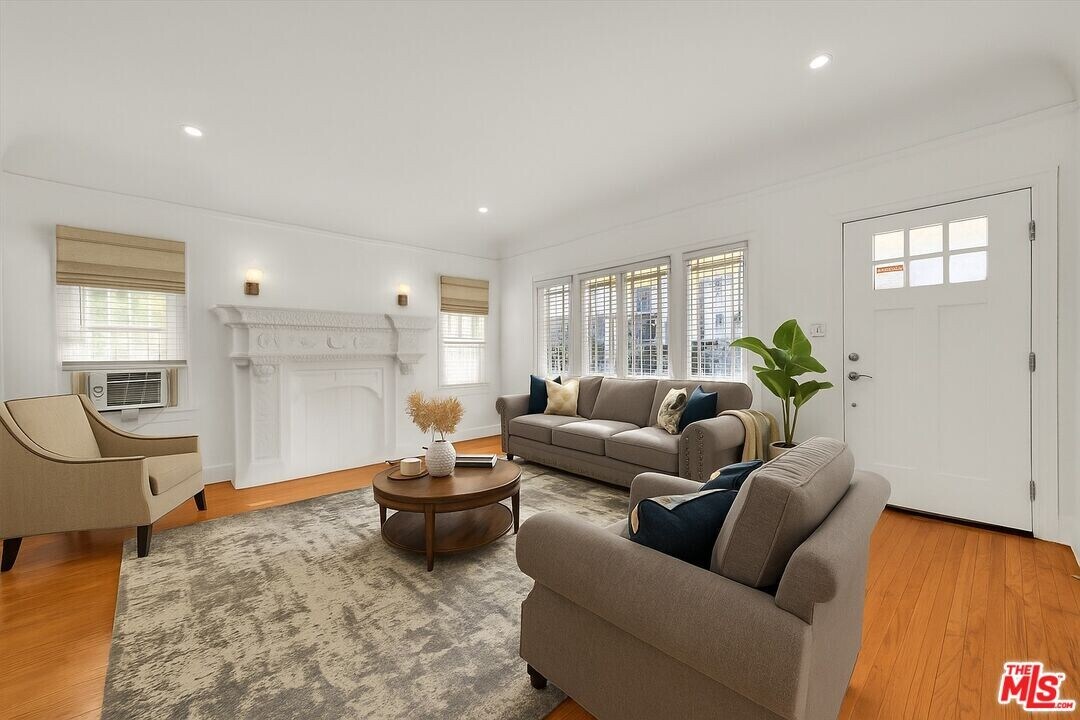 858 1/2 S Gramercy Pl in Los Angeles, CA - Building Photo