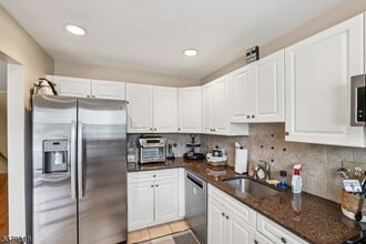 28 Castle Dr in Berkeley Heights, NJ - Foto de edificio - Building Photo