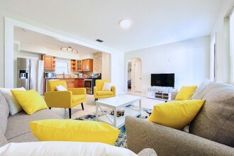 14512 117th Ave N in Largo, FL - Foto de edificio - Building Photo