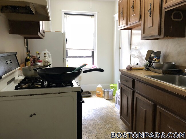 349 Pleasant St in Malden, MA - Foto de edificio - Building Photo