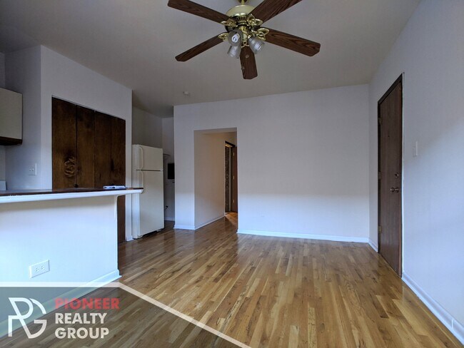 813 W Cornelia Ave, Unit 821A-113 in Chicago, IL - Foto de edificio - Building Photo