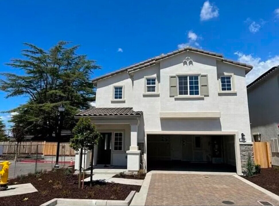 137 Mountaintop Ave in Hayward, CA - Building Photo
