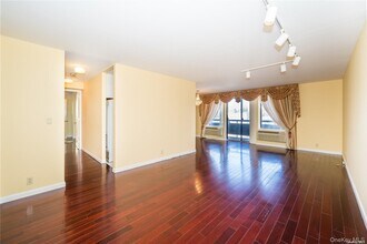 141 Great Neck Rd in Great Neck, NY - Building Photo - Building Photo