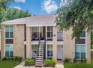 1013 Gunnison St in Sealy, TX - Foto de edificio - Building Photo