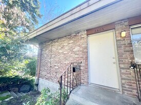 2405 W Lynn St, Unit 2405 W Lynn in Seattle, WA - Building Photo