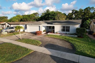 8250 Southampton Dr in Miramar, FL - Building Photo - Building Photo