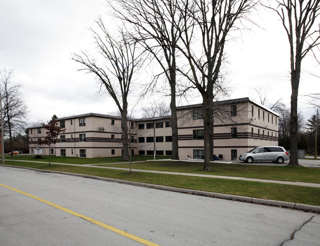 Parkview Manor in Oakville, ON - Building Photo - Building Photo