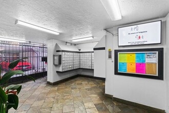 2421 Ala Wai Blvd in Honolulu, HI - Building Photo - Building Photo