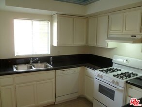 630 E Cypress Ave in Burbank, CA - Foto de edificio - Interior Photo