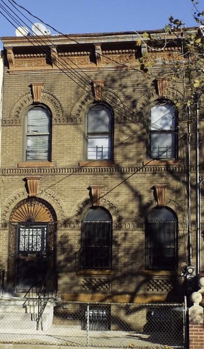 427 Miller Ave in Brooklyn, NY - Building Photo