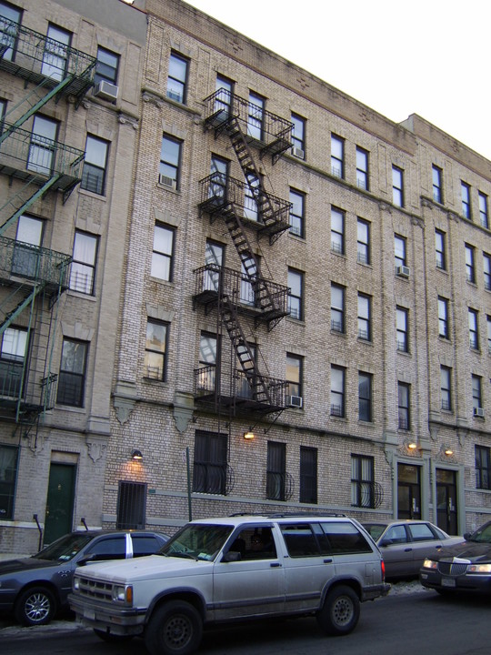 236 E 165th St in Bronx, NY - Building Photo