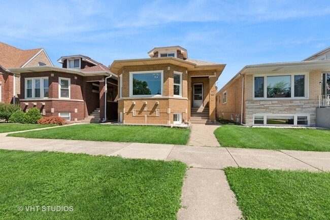 property at 6236 W Cornelia Ave