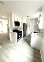 325 E Verdugo Ave in Burbank, CA - Building Photo - Building Photo