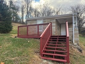 310 Walnut St in Rich Creek, VA - Building Photo