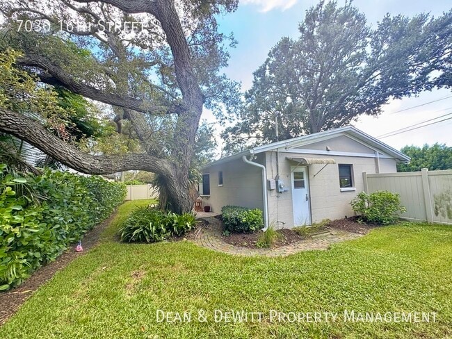 7030 16th St S in St. Petersburg, FL - Building Photo - Building Photo