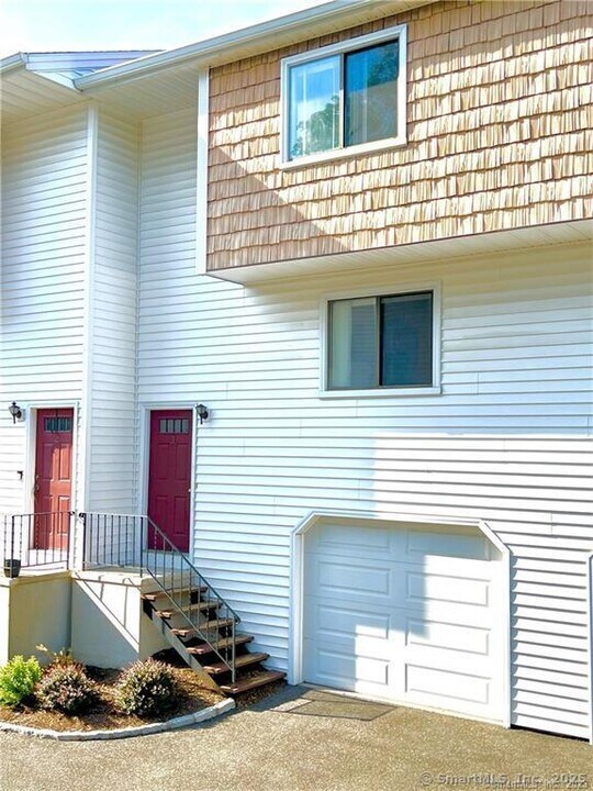825 Hope St in Stamford, CT - Building Photo