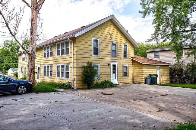 2006 Grand Ave, Unit 2 in Ames, IA - Building Photo - Building Photo