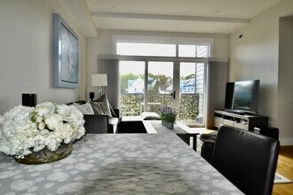 29 Woodbine St, Unit 206 in Somerville, MA - Foto de edificio - Building Photo