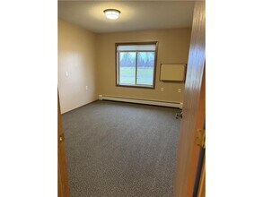 611 Main St S in Renville, MN - Foto de edificio - Building Photo