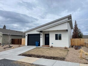 16488 Bassett Rd in La Pine, OR - Building Photo - Building Photo