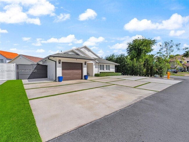 7753 NW 189th St in Hialeah, FL - Building Photo - Building Photo