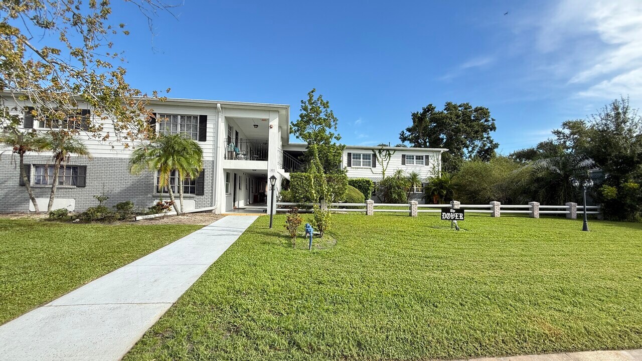 321 35th Ave N, Unit D12 in St. Petersburg, FL - Building Photo
