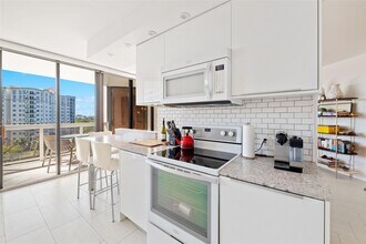 20185 E Country Club Dr in Miami, FL - Building Photo - Building Photo