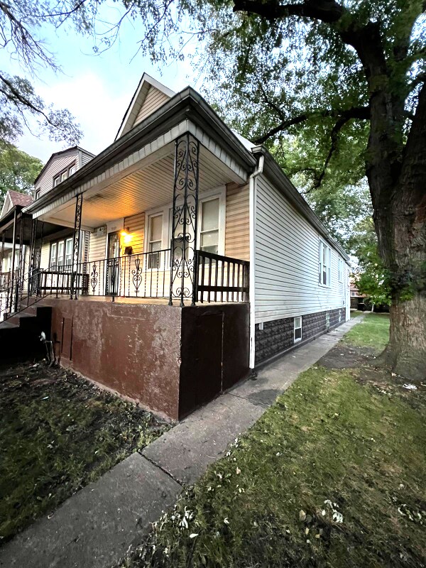 property at 9149 S Woodlawn Ave