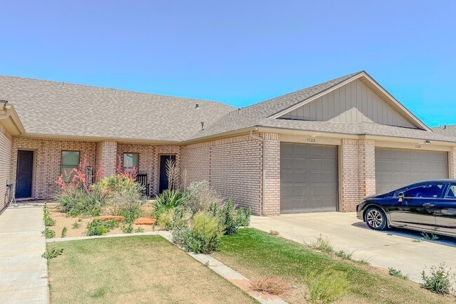 1122 N 7th St in Wolfforth, TX - Foto de edificio - Building Photo