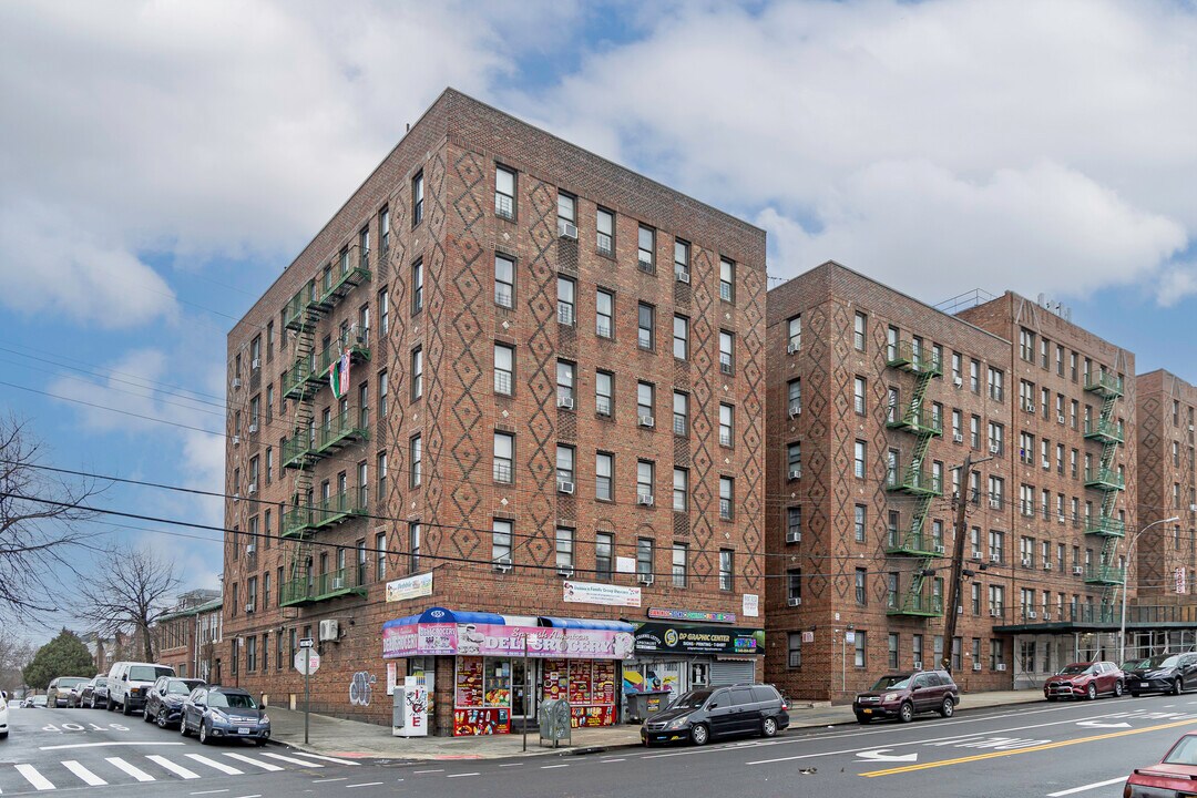 655 Burke Ave in Bronx, NY - Building Photo
